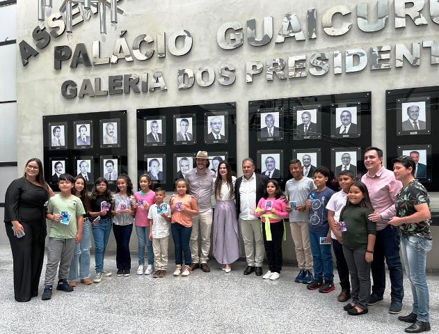 Estudantes acompanharam sessão legislativa e concederam entrevista à TV da Alems - Foto: Prefeitura de Batayporã